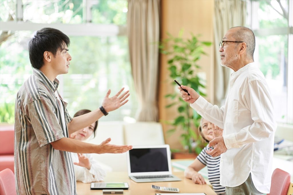 親が補聴器を嫌がる時の伝え方